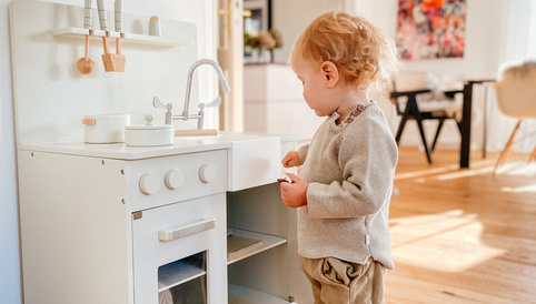 Alete bewusst - Influencer Die Küstenmama - Kind spielt in der Spielküche