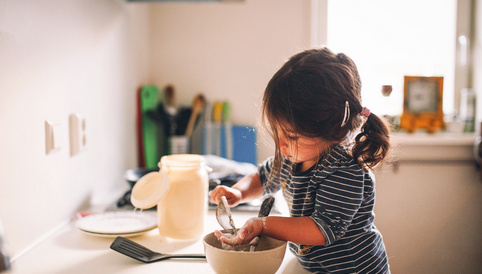 Mädchen backt Kuchen